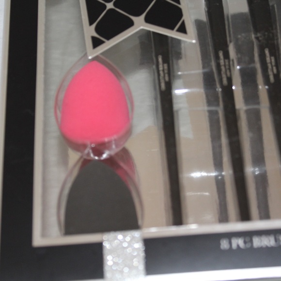 Christian Siriano 8 Piece Brush Set - Picture 2 of 4